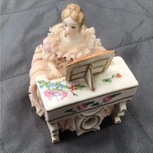 Irish Dresden Rosemary Celtic Melodies (Pink).